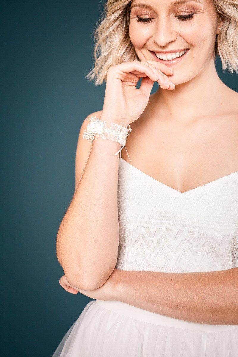 Armband mit Textilblüten in Ivory und echtem Schleierkraut