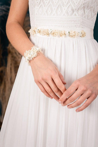 Armband mit Textilblüten in Ivory und echtem Schleierkraut