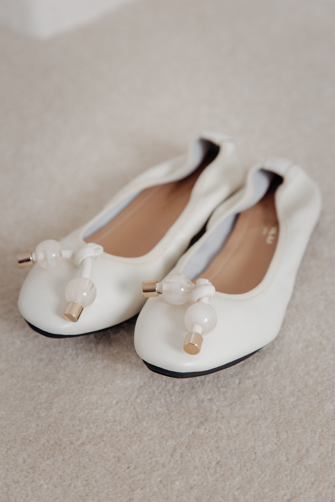 Weiche Slipper in Ivory mit goldenen Akzenten