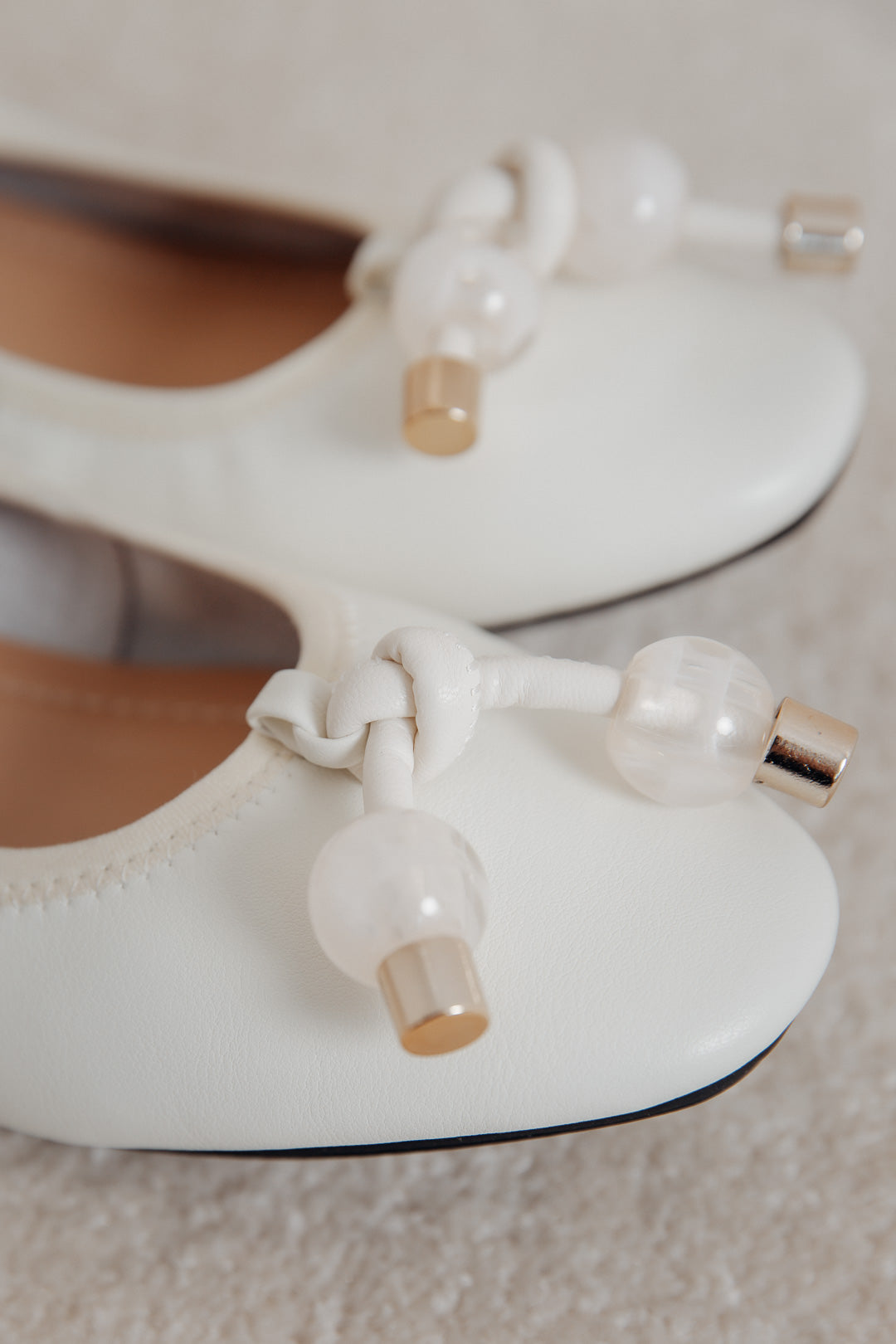 Weiche Slipper in Ivory mit goldenen Akzenten