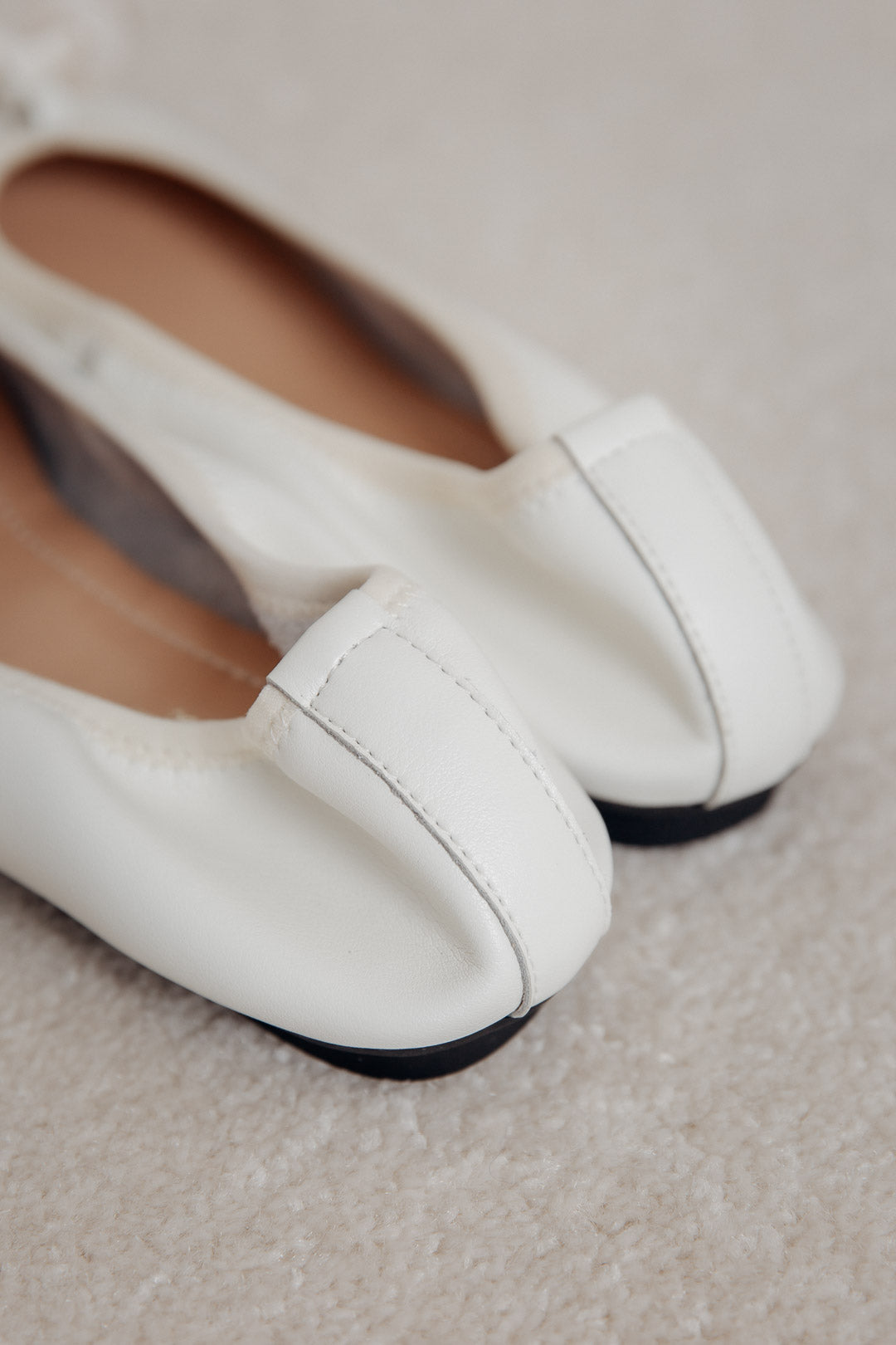 Weiche Slipper in Ivory mit goldenen Akzenten