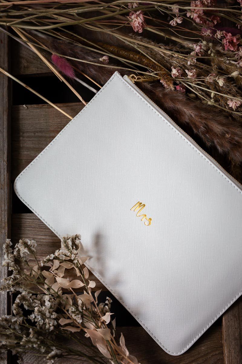 Braut-Pouch, Clutch mit goldenem Schriftzug "Mrs" in Chalky White