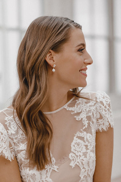 noni Brautmode, Braut Ohrringe, Kristall Ohrstecker mit Perlen - Blooming Beauty