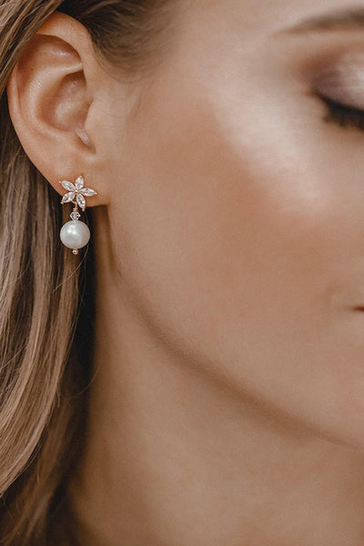 noni Brautmode, Braut Ohrringe, Kristall Ohrstecker mit Perlen - Blooming Beauty
