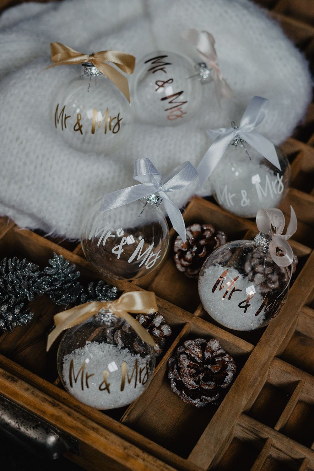 Christbaumkugel, Baumschmuck zur Hochzeit "Mr & Mrs" in verschiedenen Farben