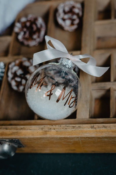 Christbaumkugel, Baumschmuck zur Hochzeit "Mr & Mrs" mit weißer Kunstschneebefüllung, roségoldener Schrift und weißer Schleife