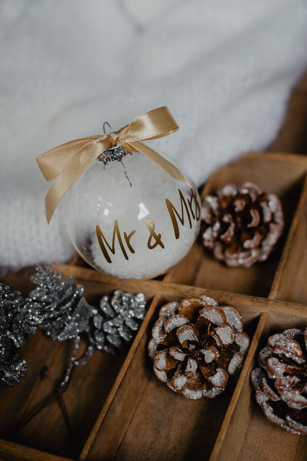 Christbaumkugel, Baumschmuck zur Hochzeit "Mr & Mrs" mit weißer Kunstschneebefüllung, goldener Schrift und goldener Schleife