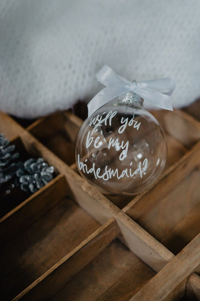 Weihnachtskugel, Baumschmuck, "will you be my bridesmaid?" aus transparentem Glas mit weißer Schrift und Schleife