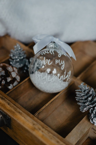 Weihnachtskugel, Baumschmuck, "will you be my bridesmaid?" transparent mit weißer Kunstschneebefüllung, weißer Schrift und Schleife