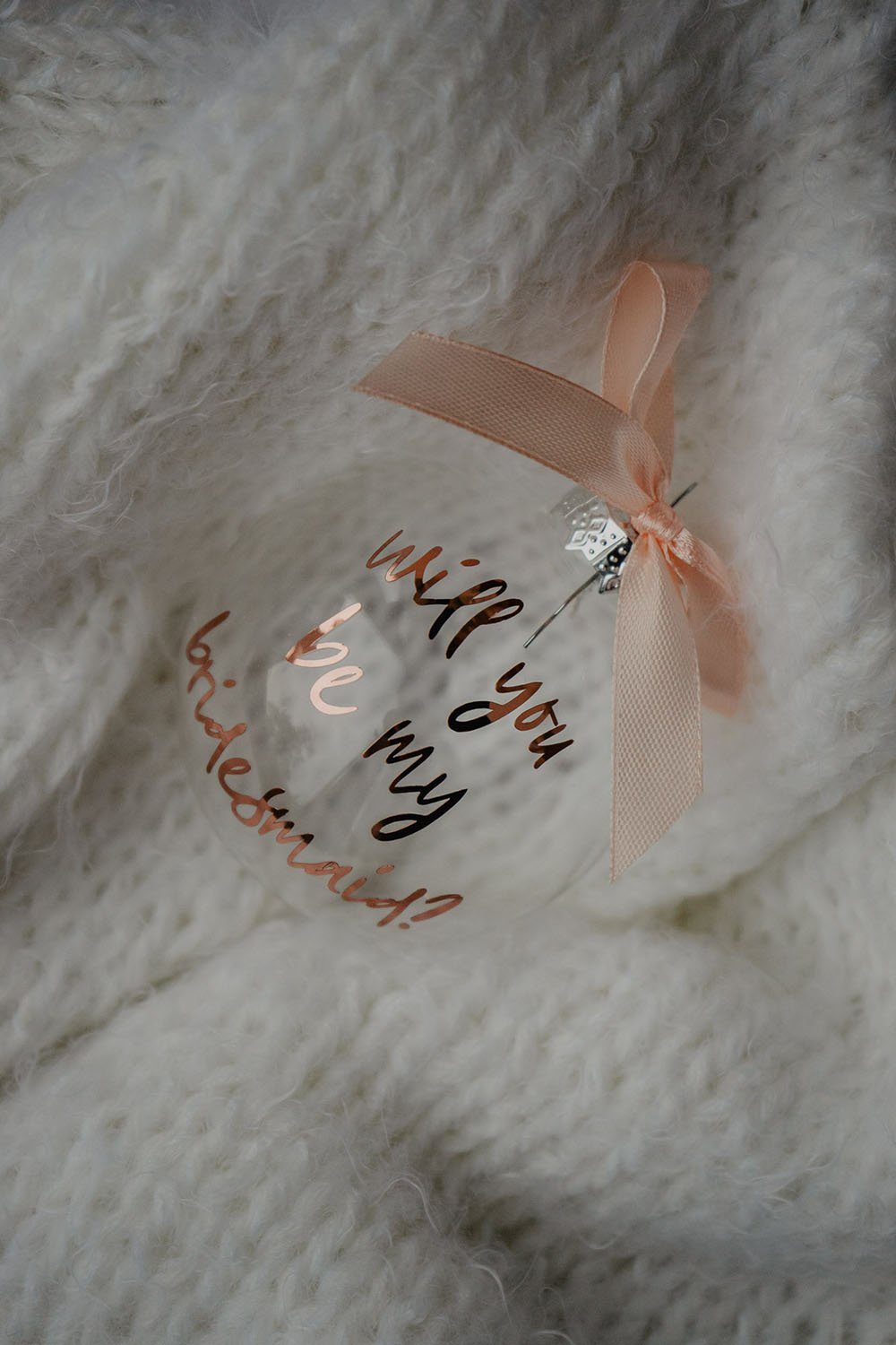 Weihnachtskugel, Baumschmuck, "will you be my bridesmaid?" in Roségold-Schrift mit rosa Schleife