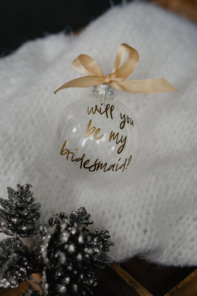 Glaskugel für den Weihnachtsbaum mit Schriftziug "will you be my bridesmaid" in Gold mit goldener Schleife