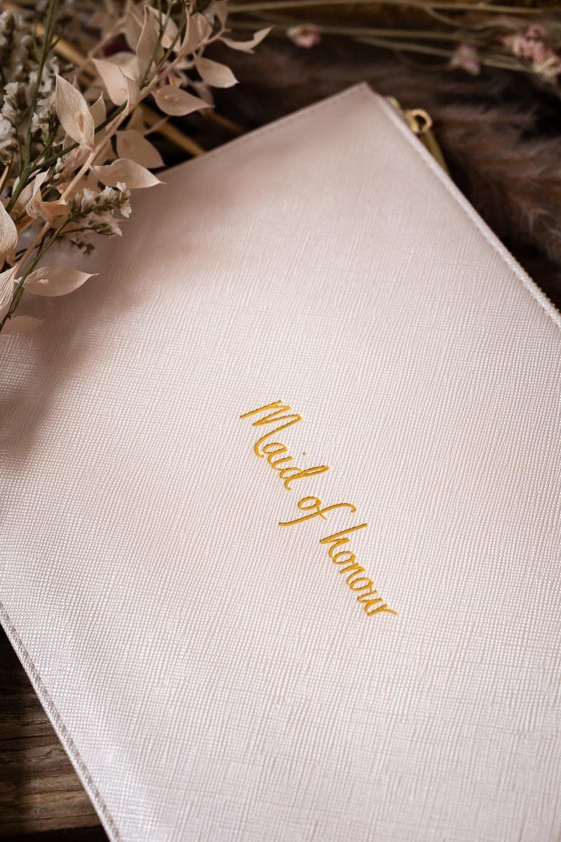 Vegane Clutch für die Trauzeugin mit goldenem Schriftzug "Maid of honour"