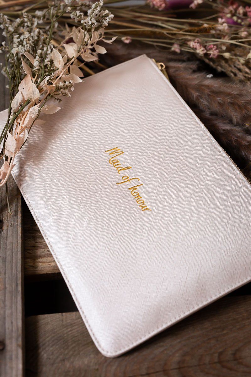 Vegane Clutch für die Trauzeugin mit goldenem Schriftzug "Maid of honour"