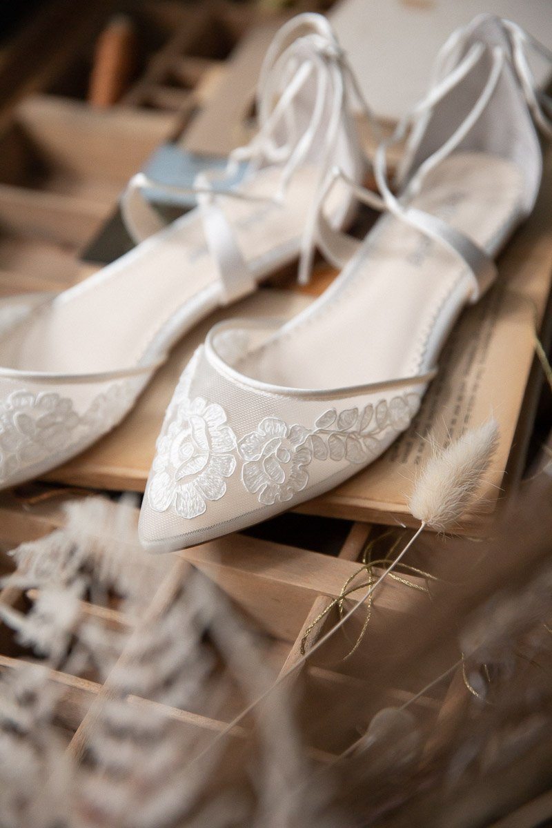 Bella Belle ベラベレ シューズ：Alicia Alicia Lace Wedding Ballet Flats in Ivory by Bella Belle