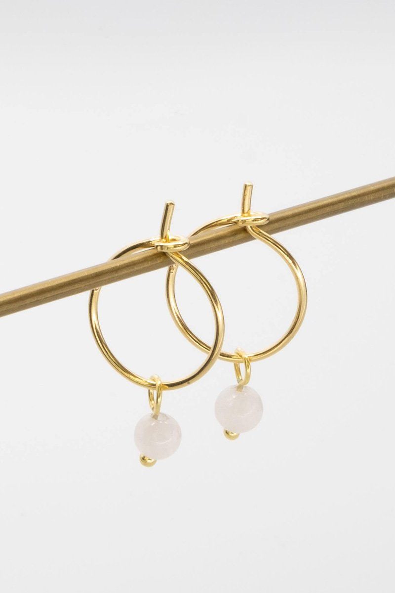 Kleine Creolen mit Anhängern aus Halbedelstein oder Perlen - Gemstone Hoops, Gold und Rosenquarz