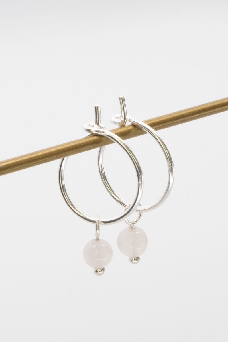 Kleine Creolen mit Anhängern aus Halbedelstein oder Perlen - Gemstone Hoops Silber und Rosenquarz