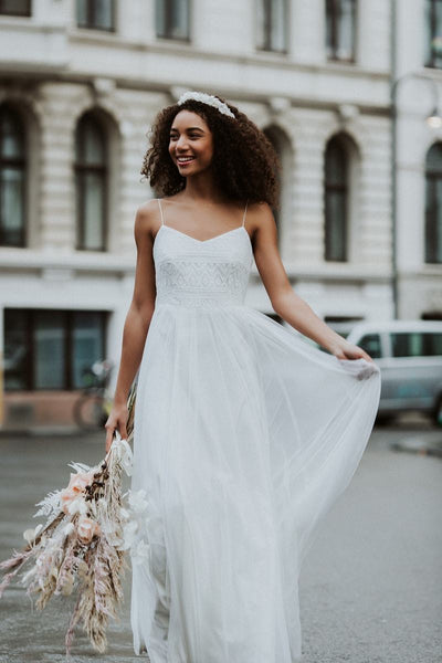 Langes, rückenfreies Trägerkleid mit Hippie-Spitze - Dawn