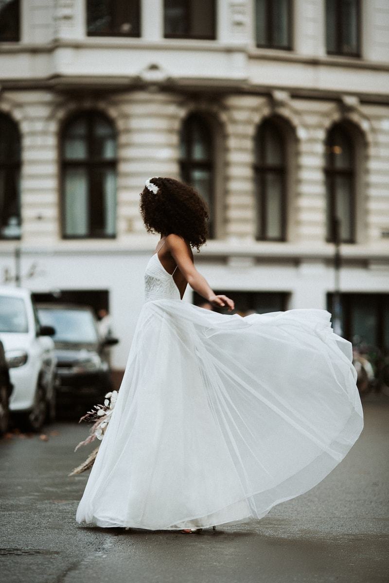 Langes, rückenfreies Trägerkleid mit Hippie-Spitze - Dawn