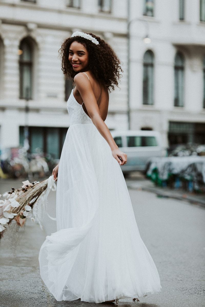 Langes, rückenfreies Trägerkleid mit Hippie-Spitze - Dawn