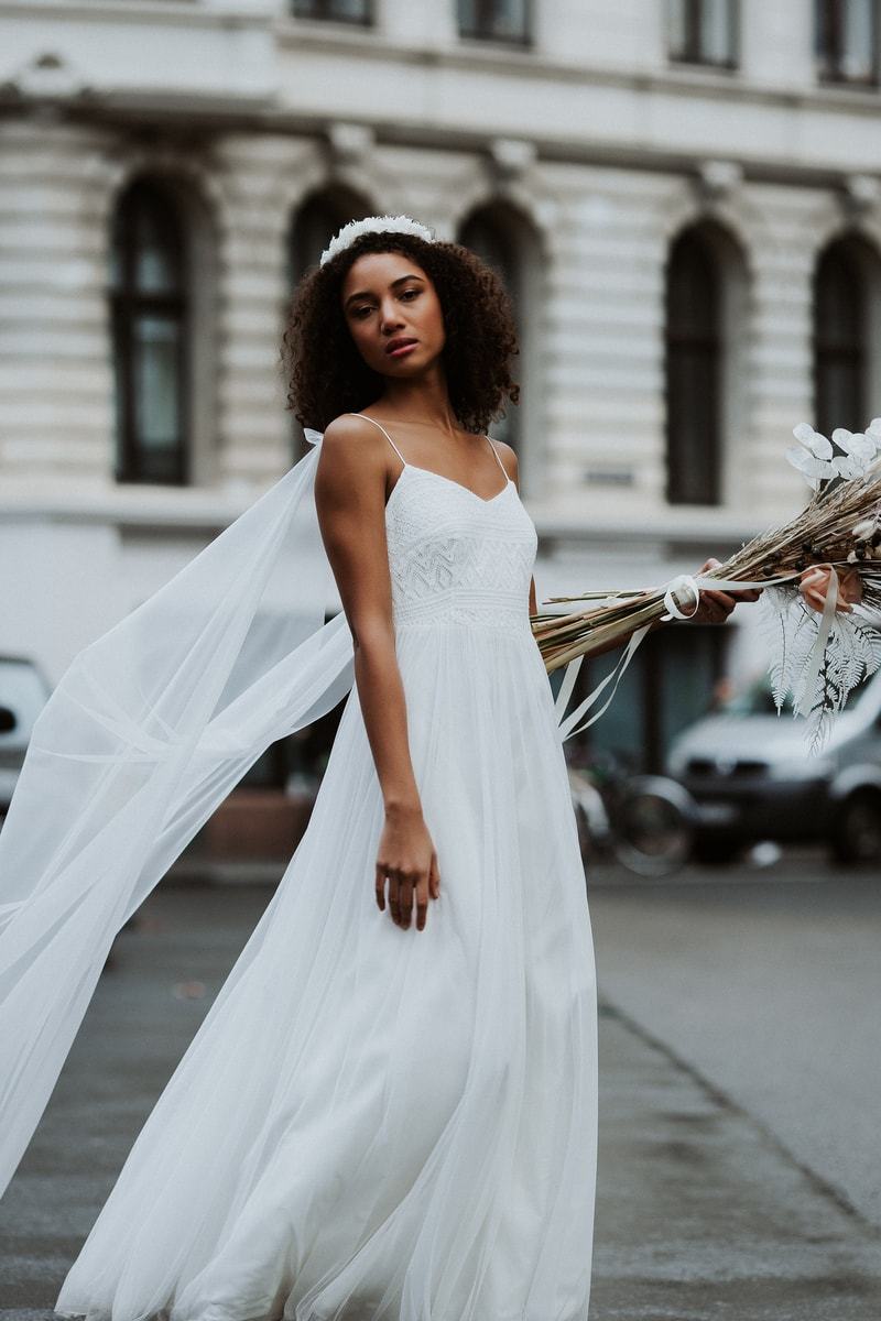 Langes, rückenfreies Trägerkleid mit Hippie-Spitze - Dawn