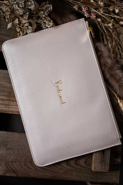 Pouch Metallic White für die Brautjungfer mit goldenem Schriftzug "Bridesmaid"