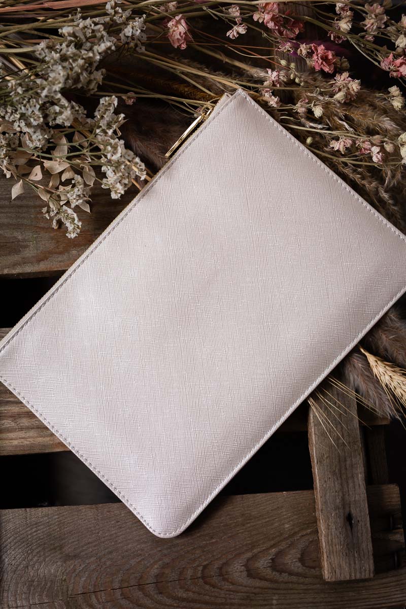 Pouch Metallic White für die Brautjungfer mit goldenem Schriftzug "Bridesmaid"