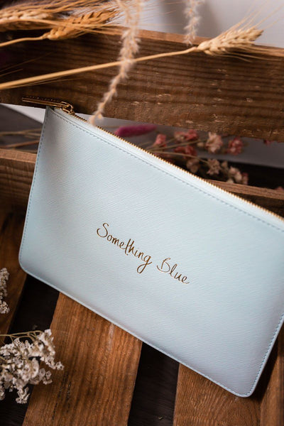 Schlichte Clutch für die Braut mit goldenem Schriftzug "Something Blue" in Hellblau