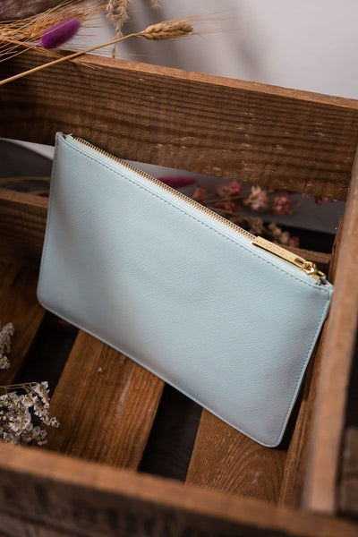 Schlichte Clutch für die Braut mit goldenem Schriftzug "Something Blue" in Hellblau