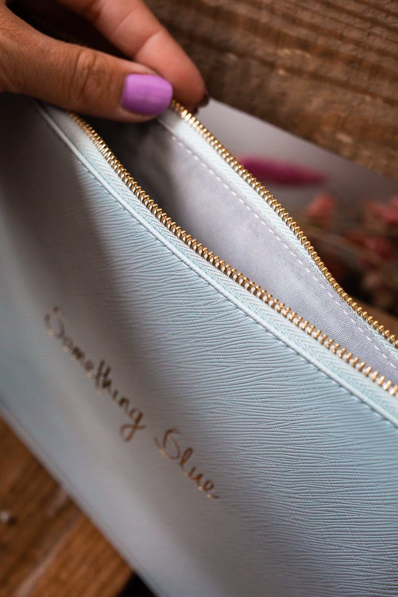 Schlichte Clutch für die Braut mit goldenem Schriftzug "Something Blue" in Hellblau