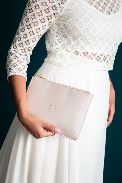 Schlichte Pouch für die Braut mit goldenem Schriftzug "Bride" in Metallic White