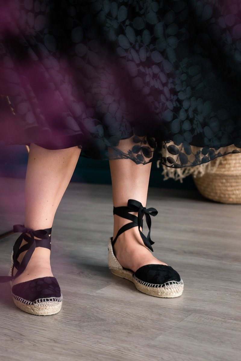 Schwarze Spitzen-Espadrilles mit Blättermuster und Knöchelbändern - Norine Black