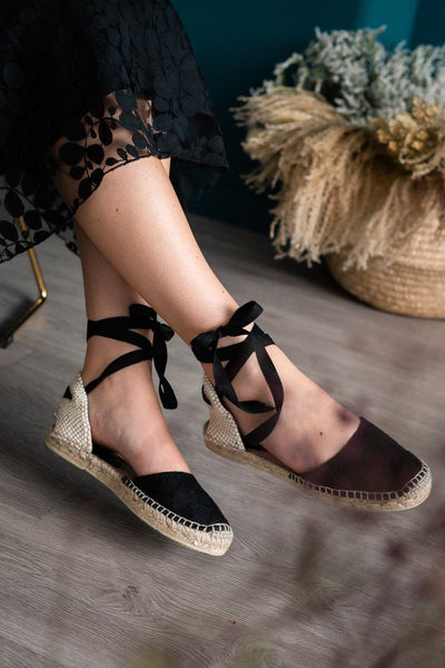 Schwarze Spitzen-Espadrilles mit Blättermuster und Knöchelbändern - Norine Black