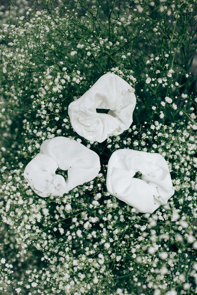 Scrunchie, großes Haargummi aus Samt, Chiffon, Crêpe oder Tüll in Ivory