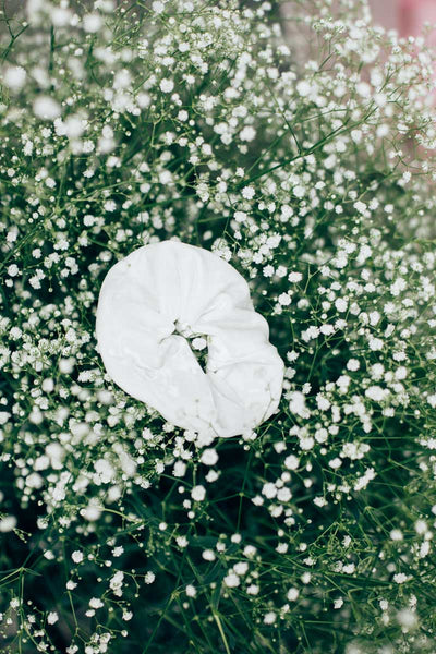 Scrunchie, großes Haargummi aus Samt, Chiffon, Crêpe oder Tüll in Ivory