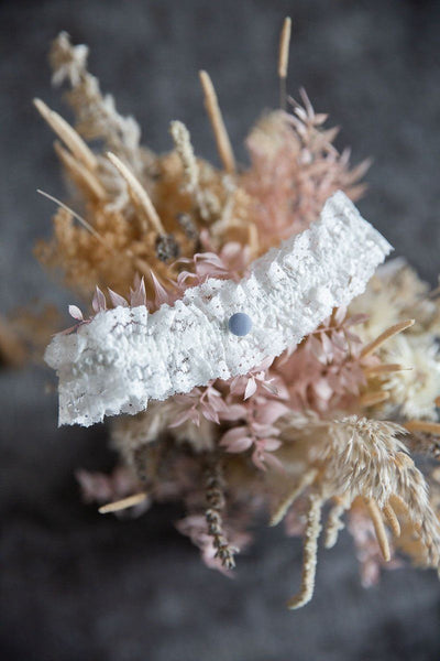 Strumpfband - schlicht und schön in Ivory mit blauem Knopf