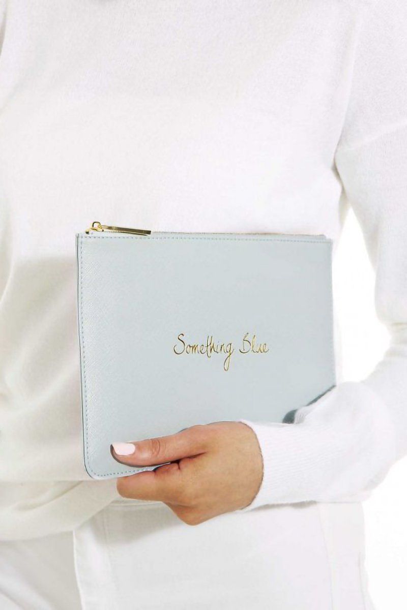 Schlichte Clutch für die Braut mit goldenem Schriftzug "Something Blue" in Hellblau