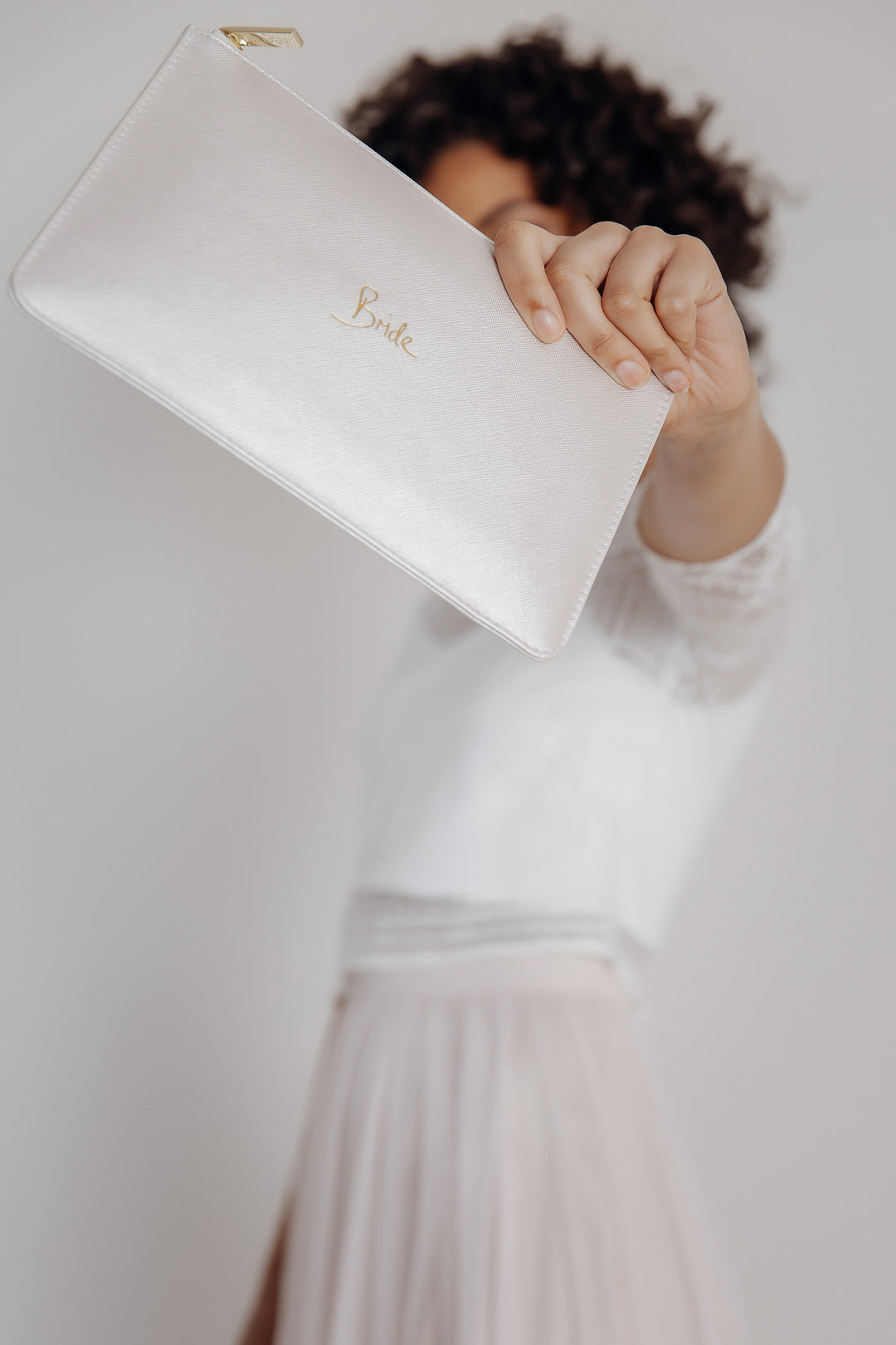 Schlichte Pouch für die Braut mit goldenem Schriftzug "Bride" in Metallic White