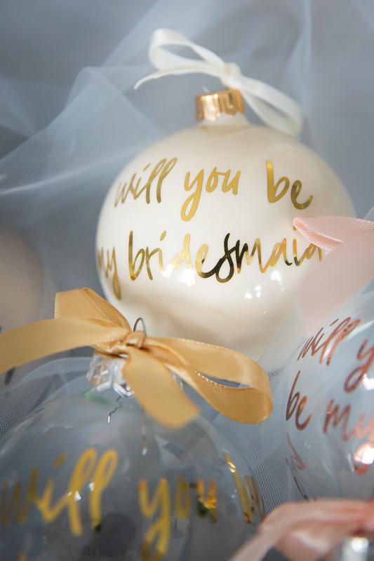 Weihnachtskugel, Baumschmuck, "will you be my bridesmaid?" in Cremeweiß mit goldener Schrift