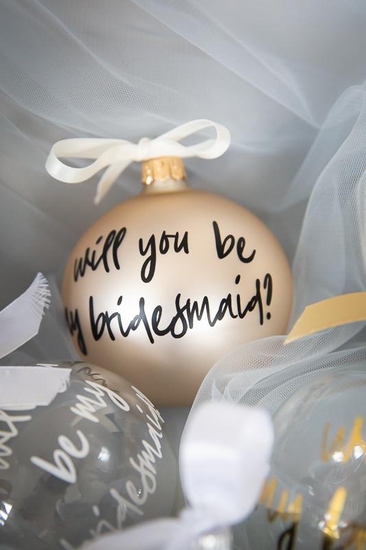 Weihnachtskugel, Baumschmuck, "will you be my bridesmaid?" in mattem Pearl mit schwarzer Aufschrift