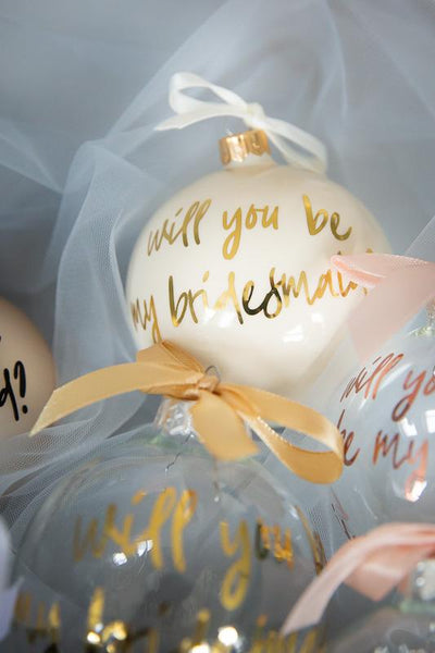 Weihnachtskugel, Baumschmuck, "will you be my bridesmaid?" in Cremeweiß mit goldener Schrift