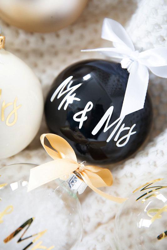 Christbaumkugel, Baumschmuck zur Hochzeit "Mr & Mrs" in schwarz mit weißer Schrift