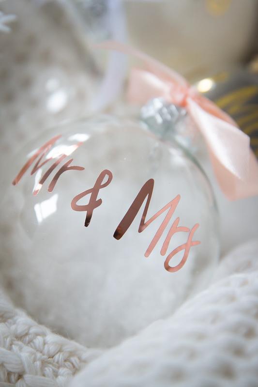 Christbaumkugel, Baumschmuck zur Hochzeit "Mr & Mrs" mit roségoldener Schrift