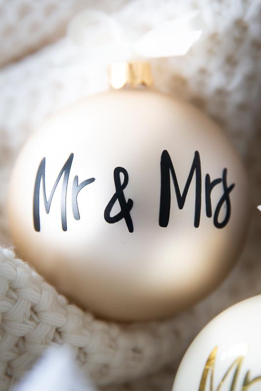 Christbaumkugel, Baumschmuck zur Hochzeit "Mr & Mrs" in mattem Perlenweiß mit schwarzer Schrift