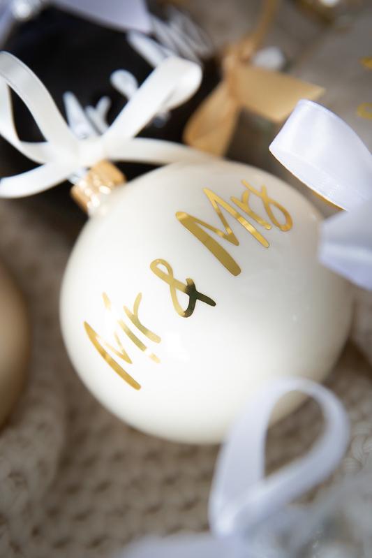 Christbaumkugel, Baumschmuck zur Hochzeit "Mr & Mrs" in Cremeweiß mit goldener Schrift