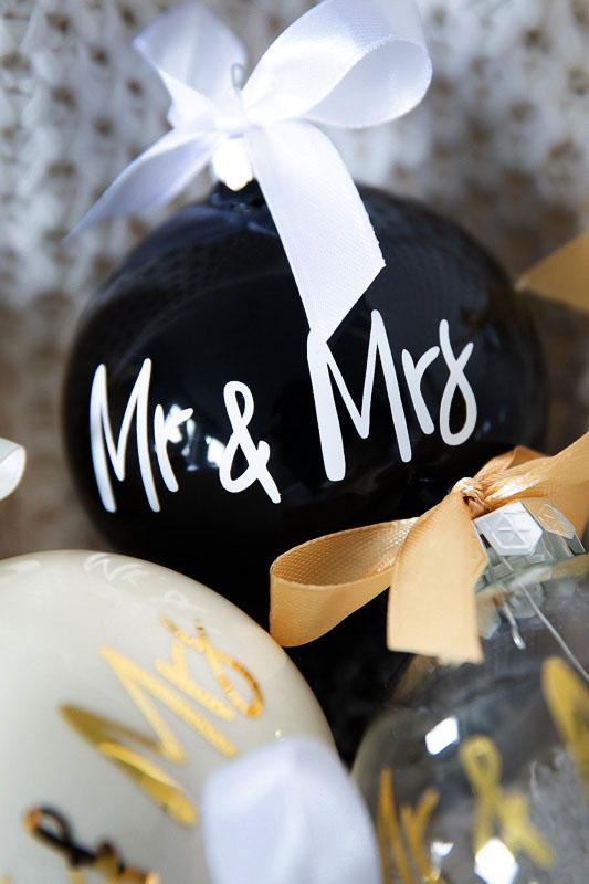 Christbaumkugel, Baumschmuck zur Hochzeit "Mr & Mrs" in Schwarz mit weißer Schrift und weißer Schleife