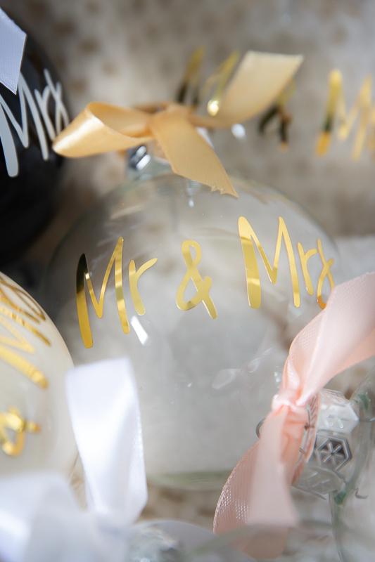 Christbaumkugel, Baumschmuck zur Hochzeit "Mr & Mrs" mit weißer Kunstschnee-Befüllung und goldener Schrift und goldener Schleife